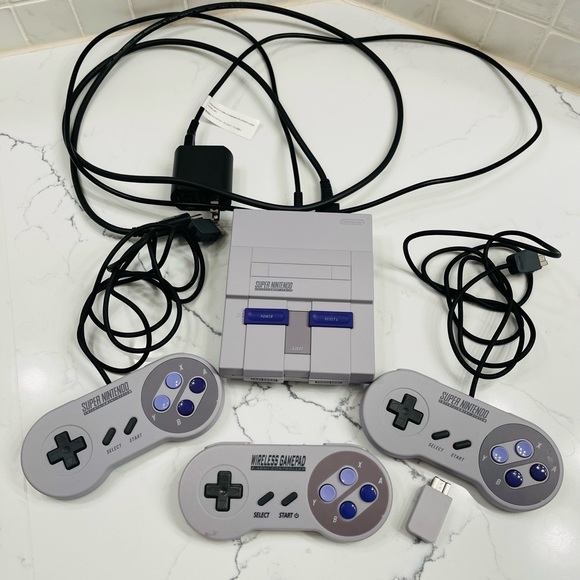 SNES Classic (Complete) w/additional wireless controller - Picture 3 of 3
